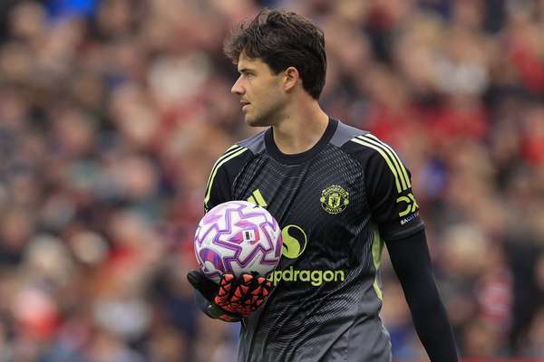 曼联门将诡异举动引争议：点球失守后竟向对手道贺